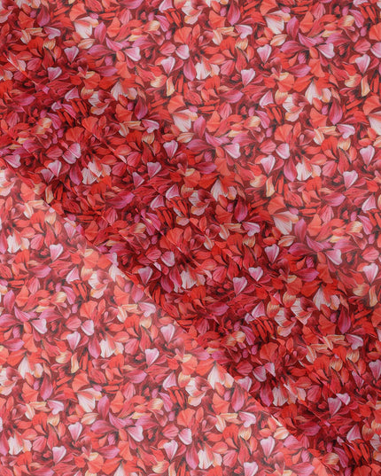 قماش فوال قطني بقاعدة حمراء قرمزية مع طبعة بتلات متداخلة وردية ومرجانية، بملمس زهري فني، عرض 110 سم، صنع في الهند - D23783