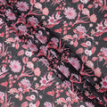 قماش فوال قطني بقاعدة رمادية فحمية مع طباعة زهور وردية ووردية، تصميم نباتي فني، عرض 110 سم، صنع في الهند - D23789