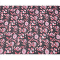 قماش فوال قطني بقاعدة رمادية فحمية مع طباعة زهور وردية ووردية، تصميم نباتي فني، عرض 110 سم، صنع في الهند - D23789
