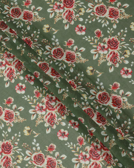 قاعدة خضراء زيتونية مع قماش فوال قطني مطبوع عليه زهور وردية حمراء وبيج، تصميم باقة عتيقة، عرض 110 سم، صنع في الهند - D23792