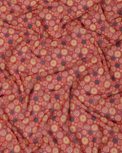 قماش فوال قطني بقاعدة حمراء صدئة مع طباعة دائرية متعددة الألوان، بتصميم منقط تجريدي، عرض 110 سم، صنع في الهند - D23797