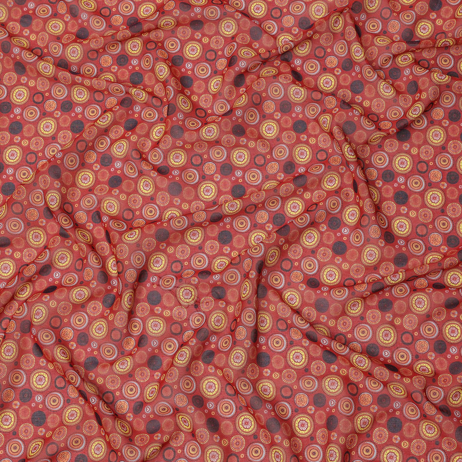 قماش فوال قطني بقاعدة حمراء صدئة مع طباعة دائرية متعددة الألوان، بتصميم منقط تجريدي، عرض 110 سم، صنع في الهند - D23797