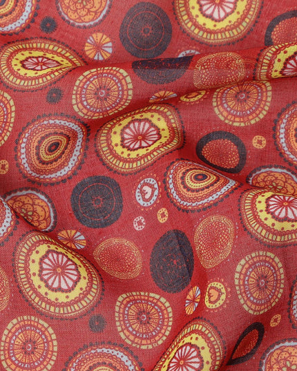 قماش فوال قطني بقاعدة حمراء صدئة مع طباعة دائرية متعددة الألوان، بتصميم منقط تجريدي، عرض 110 سم، صنع في الهند - D23797