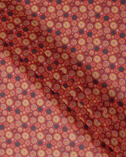 قماش فوال قطني بقاعدة حمراء صدئة مع طباعة دائرية متعددة الألوان، بتصميم منقط تجريدي، عرض 110 سم، صنع في الهند - D23797