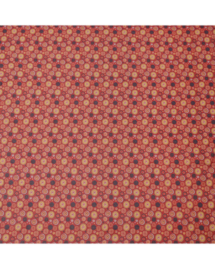 قماش فوال قطني بقاعدة حمراء صدئة مع طباعة دائرية متعددة الألوان، بتصميم منقط تجريدي، عرض 110 سم، صنع في الهند - D23797