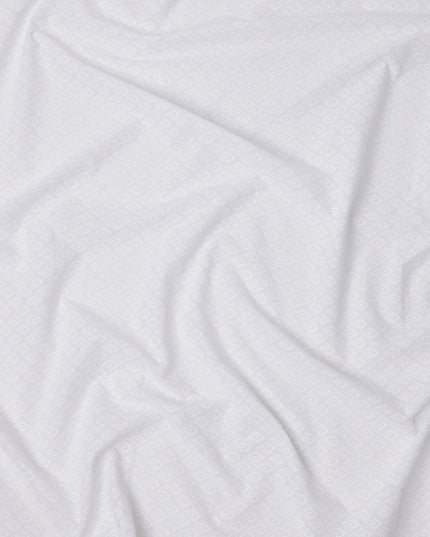 قماش فوال قطني مطرز بنمط أوراق الشجر، قاعدة بيضاء، تصميم هندسي رقيق، عرض 110 سم، صنع في الهند - D23798