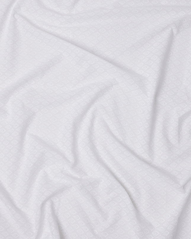 قماش فوال قطني مطرز بنمط أوراق الشجر، قاعدة بيضاء، تصميم هندسي رقيق، عرض 110 سم، صنع في الهند - D23798