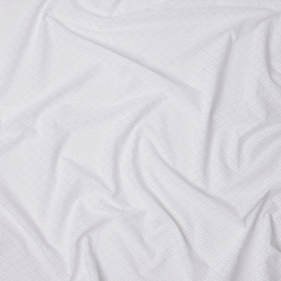 قماش فوال قطني مطرز بنمط أوراق الشجر، قاعدة بيضاء، تصميم هندسي رقيق، عرض 110 سم، صنع في الهند - D23798