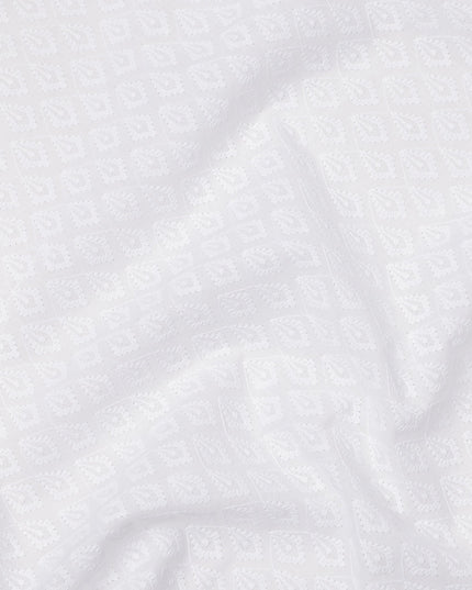 قماش فوال قطني مطرز بنمط أوراق الشجر، قاعدة بيضاء، تصميم هندسي رقيق، عرض 110 سم، صنع في الهند - D23798