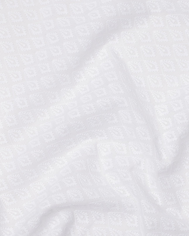 قماش فوال قطني مطرز بنمط أوراق الشجر، قاعدة بيضاء، تصميم هندسي رقيق، عرض 110 سم، صنع في الهند - D23798