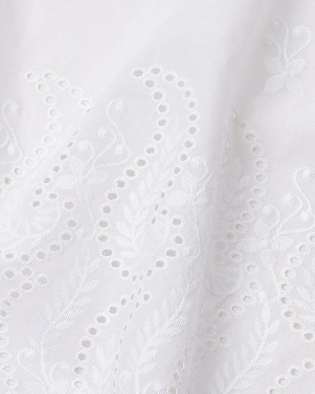 قماش فوال قطني مطرز بنقشة بيزلي وأوراق شجر، بتفاصيل فتحات دقيقة، قاعدة بيضاء، عرض 110 سم، صنع في الهند - D23799