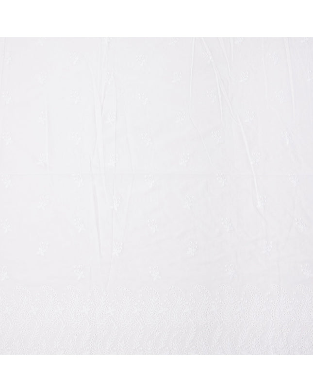 قماش فوال قطني مطرز بنقشة بيزلي وأوراق شجر، بتفاصيل فتحات دقيقة، قاعدة بيضاء، عرض 110 سم، صنع في الهند - D23799