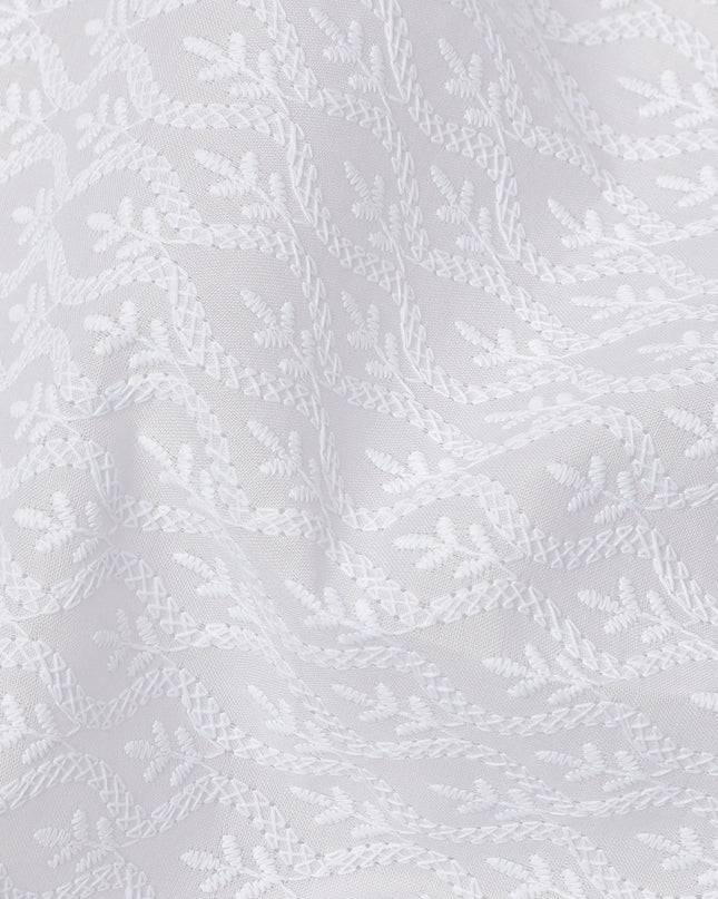 قماش فوال قطني مطرز بنمط متعرج من الكرمة والأوراق، بقاعدة بيضاء، بتفاصيل نمط خطي، عرض 110 سم، صنع في الهند - D23801