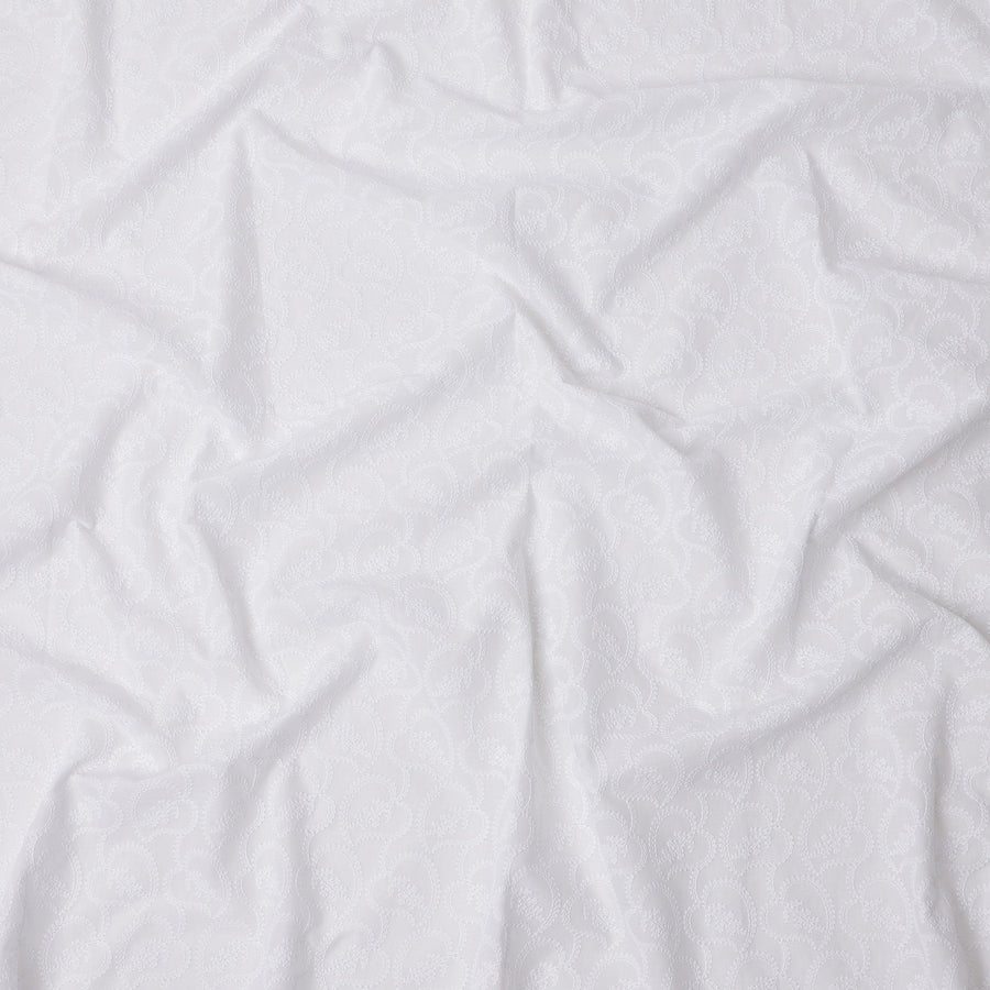 قماش فوال قطني بقاعدة بيضاء مطرز بأوراق بيزلي منحنية، بتفاصيل دقيقة، عرض 110 سم، صنع في الهند - D23802