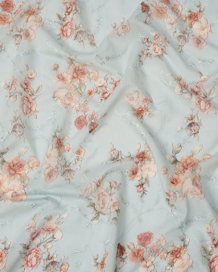قماش فوال قطني مطبوع عليه زهور وردية زرقاء فاتحة مع لمسات من الترتر الرقيق، عرض 110 سم، صنع في الهند - D24255