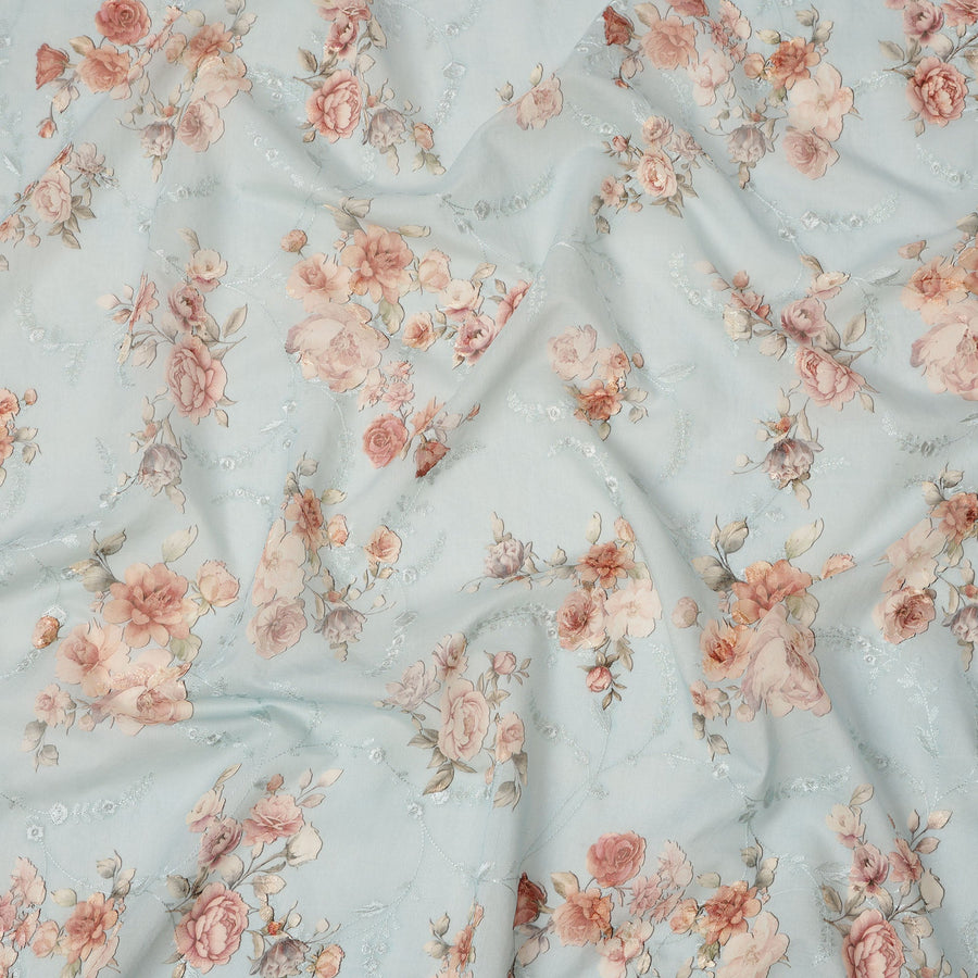 قماش فوال قطني مطبوع عليه زهور وردية زرقاء فاتحة مع لمسات من الترتر الرقيق، عرض 110 سم، صنع في الهند - D24255