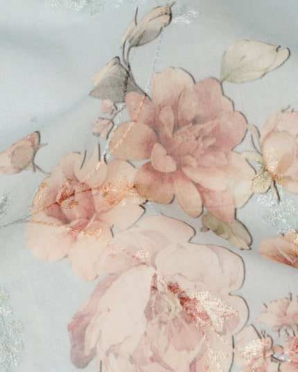 قماش فوال قطني مطبوع عليه زهور وردية زرقاء فاتحة مع لمسات من الترتر الرقيق، عرض 110 سم، صنع في الهند - D24255