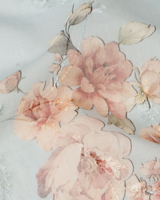 قماش فوال قطني مطبوع عليه زهور وردية زرقاء فاتحة مع لمسات من الترتر الرقيق، عرض 110 سم، صنع في الهند - D24255