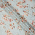قماش فوال قطني مطبوع عليه زهور وردية زرقاء فاتحة مع لمسات من الترتر الرقيق، عرض 110 سم، صنع في الهند - D24255