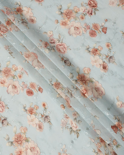 قماش فوال قطني مطبوع عليه زهور وردية زرقاء فاتحة مع لمسات من الترتر الرقيق، عرض 110 سم، صنع في الهند - D24255