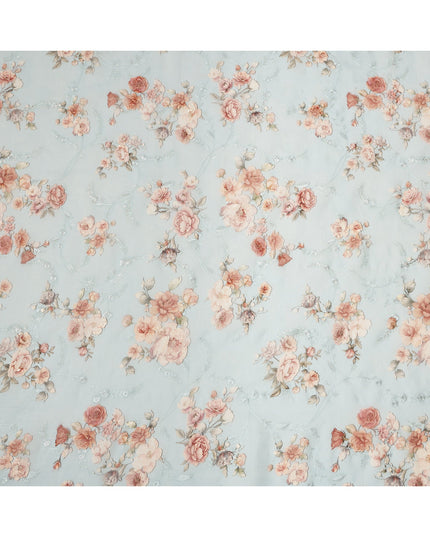 قماش فوال قطني مطبوع عليه زهور وردية زرقاء فاتحة مع لمسات من الترتر الرقيق، عرض 110 سم، صنع في الهند - D24255