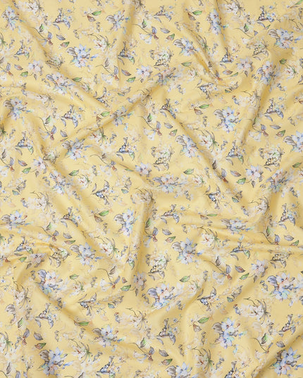 قماش قطني مطبوع عليه زهور باللون الأصفر الزبدي مع زخارف بتلات زرقاء وبيج، عرض 110 سم، صنع في الهند - D24268