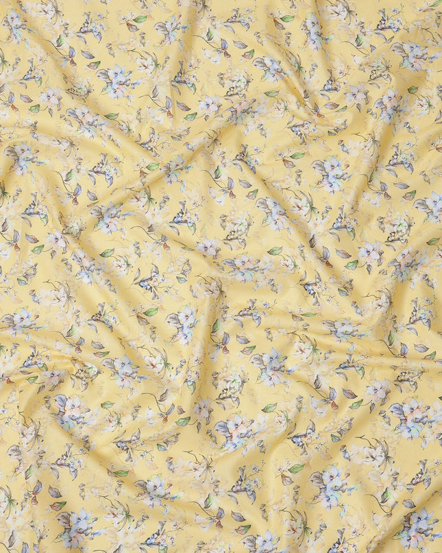 قماش قطني مطبوع عليه زهور باللون الأصفر الزبدي مع زخارف بتلات زرقاء وبيج، عرض 110 سم، صنع في الهند - D24268