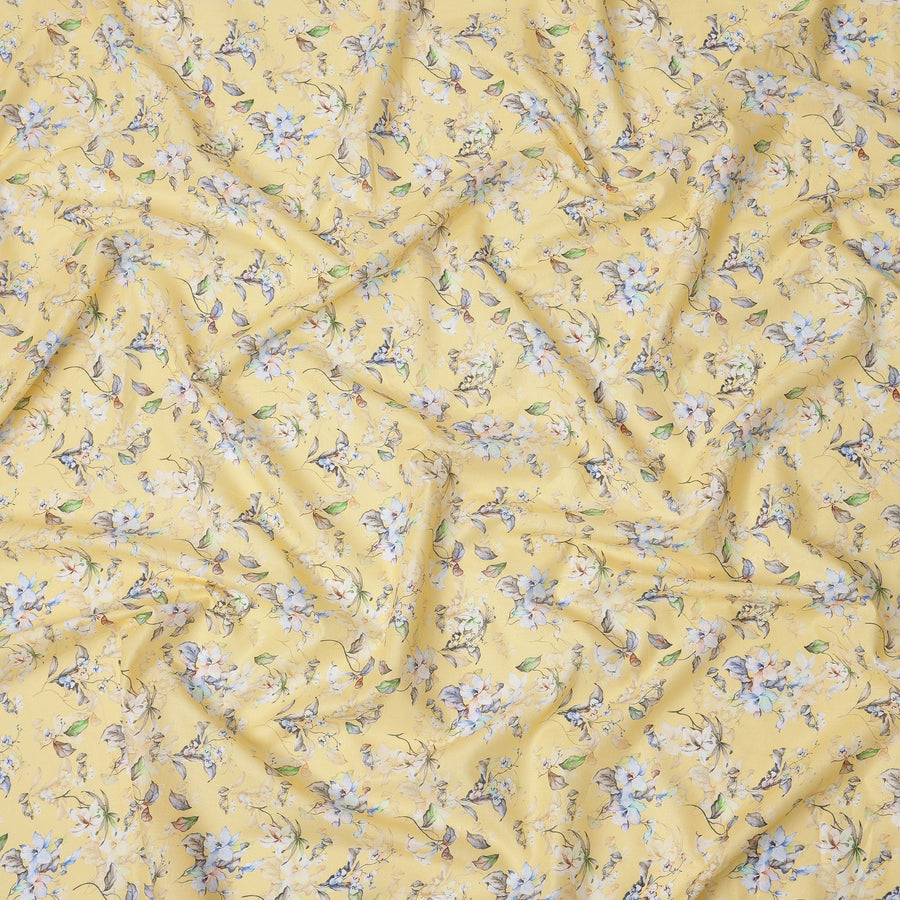 قماش قطني مطبوع عليه زهور باللون الأصفر الزبدي مع زخارف بتلات زرقاء وبيج، عرض 110 سم، صنع في الهند - D24268