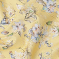 قماش قطني مطبوع عليه زهور باللون الأصفر الزبدي مع زخارف بتلات زرقاء وبيج، عرض 110 سم، صنع في الهند - D24268