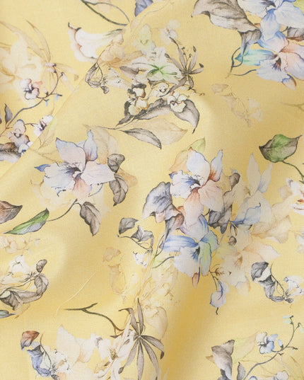 قماش قطني مطبوع عليه زهور باللون الأصفر الزبدي مع زخارف بتلات زرقاء وبيج، عرض 110 سم، صنع في الهند - D24268