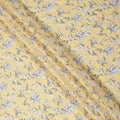 قماش قطني مطبوع عليه زهور باللون الأصفر الزبدي مع زخارف بتلات زرقاء وبيج، عرض 110 سم، صنع في الهند - D24268