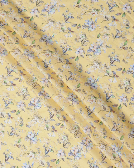 قماش قطني مطبوع عليه زهور باللون الأصفر الزبدي مع زخارف بتلات زرقاء وبيج، عرض 110 سم، صنع في الهند - D24268