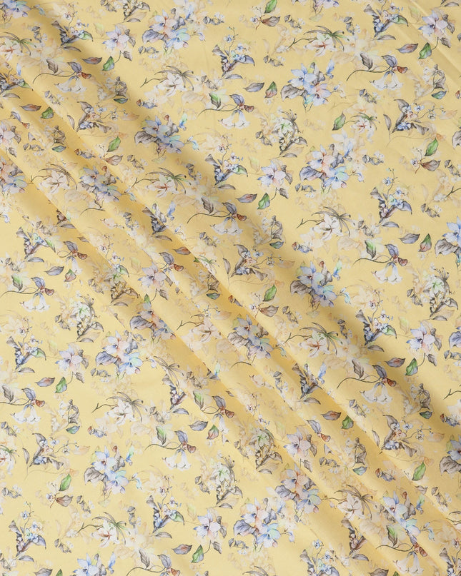 قماش قطني مطبوع عليه زهور باللون الأصفر الزبدي مع زخارف بتلات زرقاء وبيج، عرض 110 سم، صنع في الهند - D24268