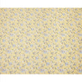 قماش قطني مطبوع عليه زهور باللون الأصفر الزبدي مع زخارف بتلات زرقاء وبيج، عرض 110 سم، صنع في الهند - D24268