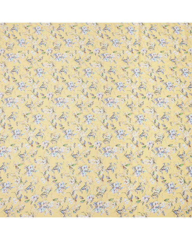 قماش قطني مطبوع عليه زهور باللون الأصفر الزبدي مع زخارف بتلات زرقاء وبيج، عرض 110 سم، صنع في الهند - D24268