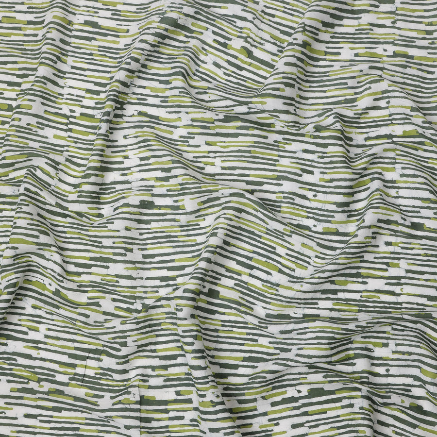 قماش قطني مطبوع عليه خطوط تجريدية باللونين الأخضر الزيتوني والفحمي، قاعدة بيضاء، عرض 110 سم، صنع في الهند - D24284