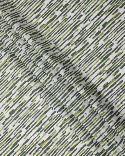 قماش قطني مطبوع عليه خطوط تجريدية باللونين الأخضر الزيتوني والفحمي، قاعدة بيضاء، عرض 110 سم، صنع في الهند - D24284