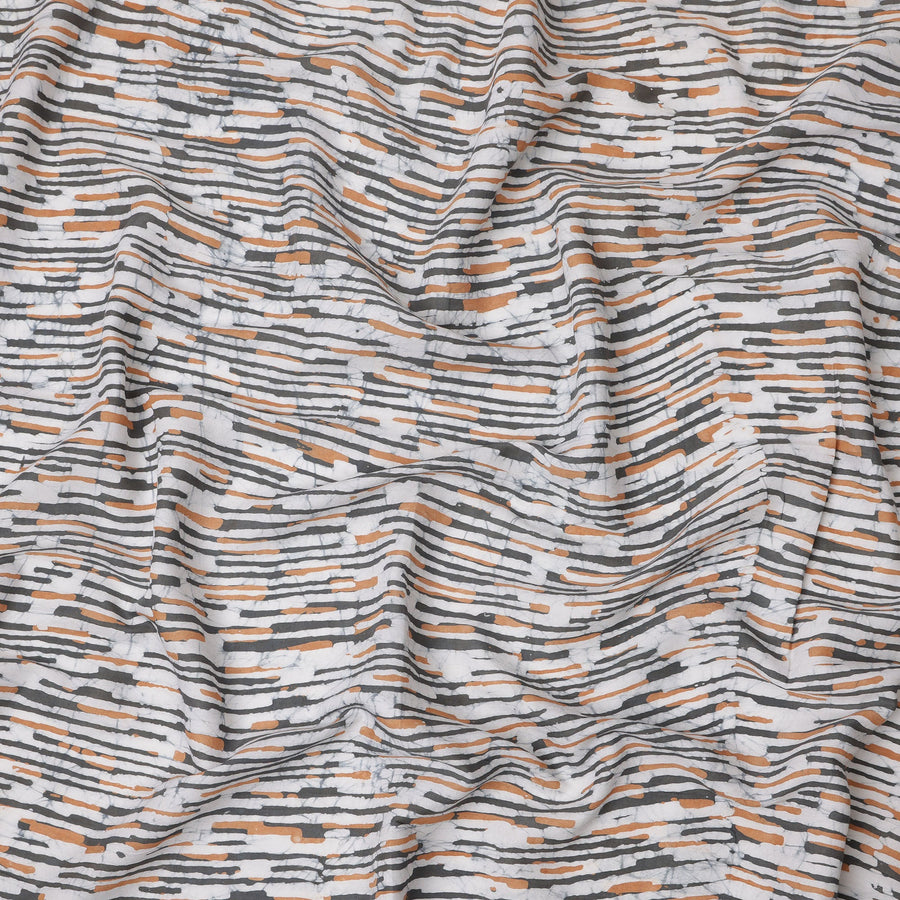 قماش قطني مطبوع عليه خطوط تجريدية باللون البرتقالي الصدئ والرمادي الفحمي، قاعدة بيضاء، عرض 110 سم، صنع في الهند - D24285