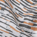 قماش قطني مطبوع عليه خطوط تجريدية باللون البرتقالي الصدئ والرمادي الفحمي، قاعدة بيضاء، عرض 110 سم، صنع في الهند - D24285