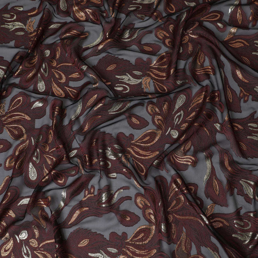 قماش شيفون حرير كستنائي فرنسي (فرنساوي) مع تصميم زهور اللوريكس الذهبي والنحاسي المعدني، عرض 110 سم -D19738