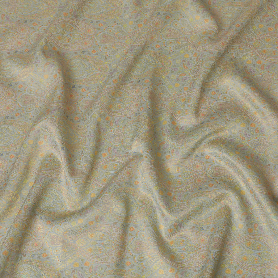 قماش حرير بروكار تصميم بيزلي أزرق فاتح وذهبي عرض 110 سم، هندي المنشأ-D19760