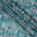 قماش كريب فيسكوز أزرق فيروزي مطبوع بتصميم زهور بيضاء، عرض 110 سم - D20462