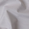 قماش قميص مخطط باللونين الرمادي والأبيض مصنوع من القطن بنسبة 100%، عرض 150 سم، صنع في إيطاليا - D20471