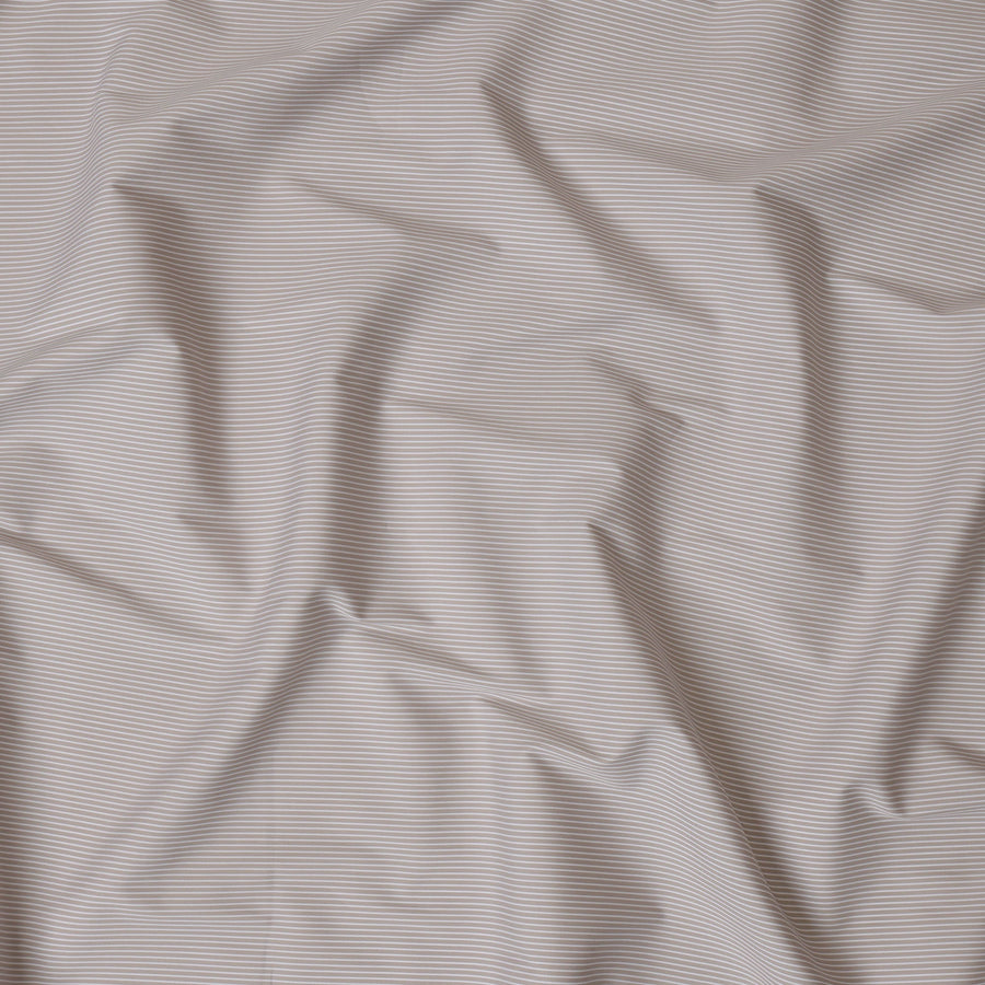 قماش قميص مخطط باللونين البيج والأبيض مصنوع من القطن بنسبة 100%، عرض 150 سم، صنع في إيطاليا - D20477