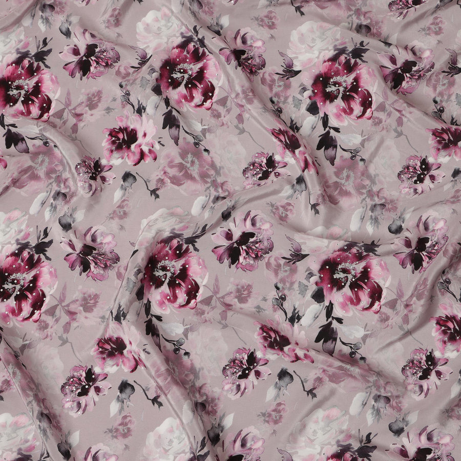 قماش كريب صناعي مع زخارف حجرية - زهور أنيقة باللون الوردي والأرجواني على اللون البنفسجي، عرض 110 سم - D20652