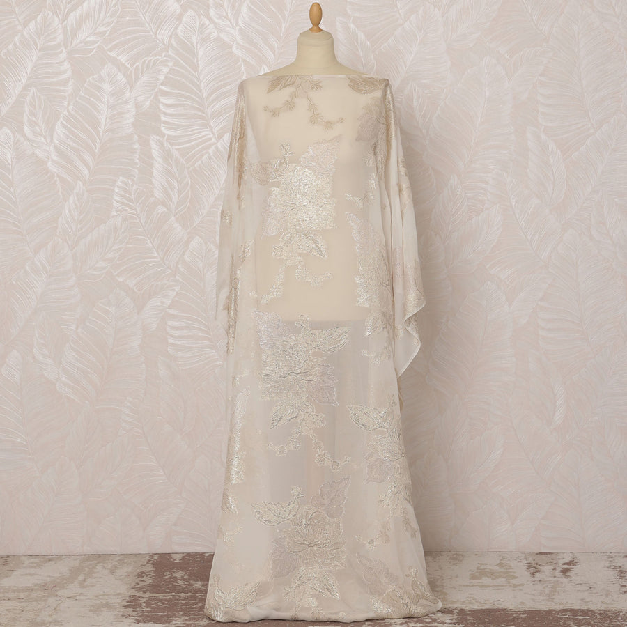 قماش شيفون ديراك من الحرير الفرنسي (فرنساوي) باللون العاجي والفضي مع لوركس معدني، 3.5 متر، عرض 140 سم - D20821