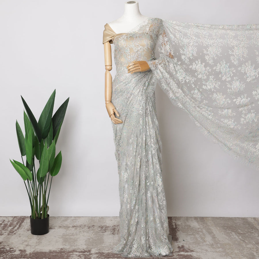 قماش دانتيل شانتيلي فرنسي معدني باللون الأزرق الفاتح والرمادي مع زخارف حجرية، 5.5 متر - 110 سم - D21047