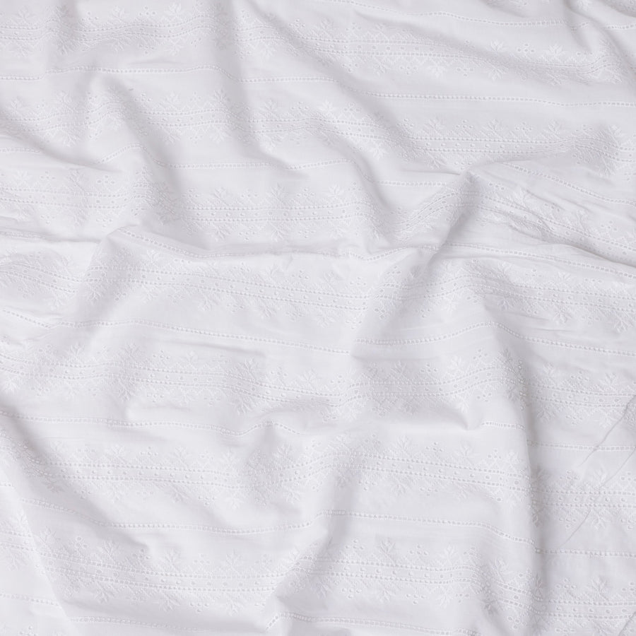 قماش تطريز من القطن الأبيض مع تصميم حافة زهرية – عرض 110 سم – D21547