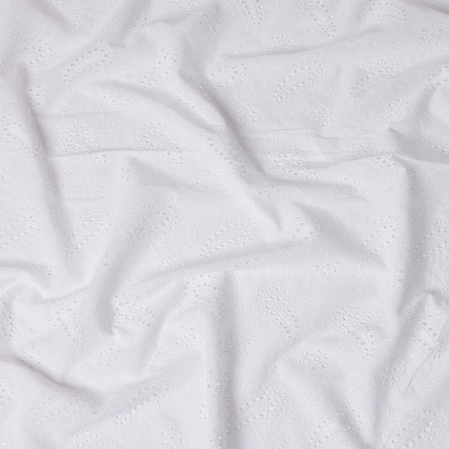 قماش تطريز من القطن الأبيض بتصميم بيزلي – عرض 110 سم – D21550