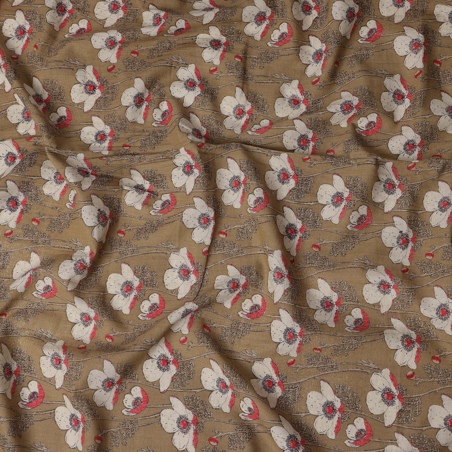 قماش قطني بني فاتح مع طبعة زهور باللونين الأبيض والأحمر – عرض 110 سم - D21556